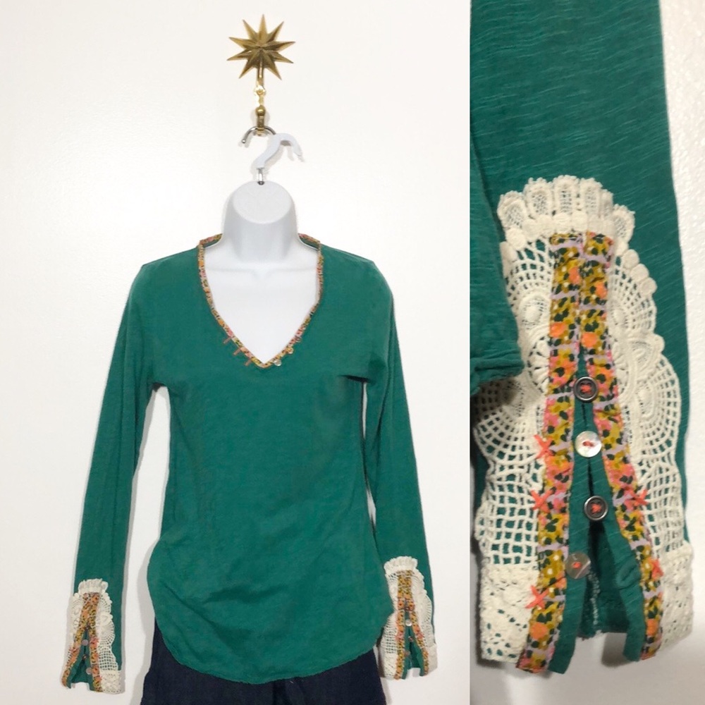 Anthropologie green top w/ lace embellished sleeve